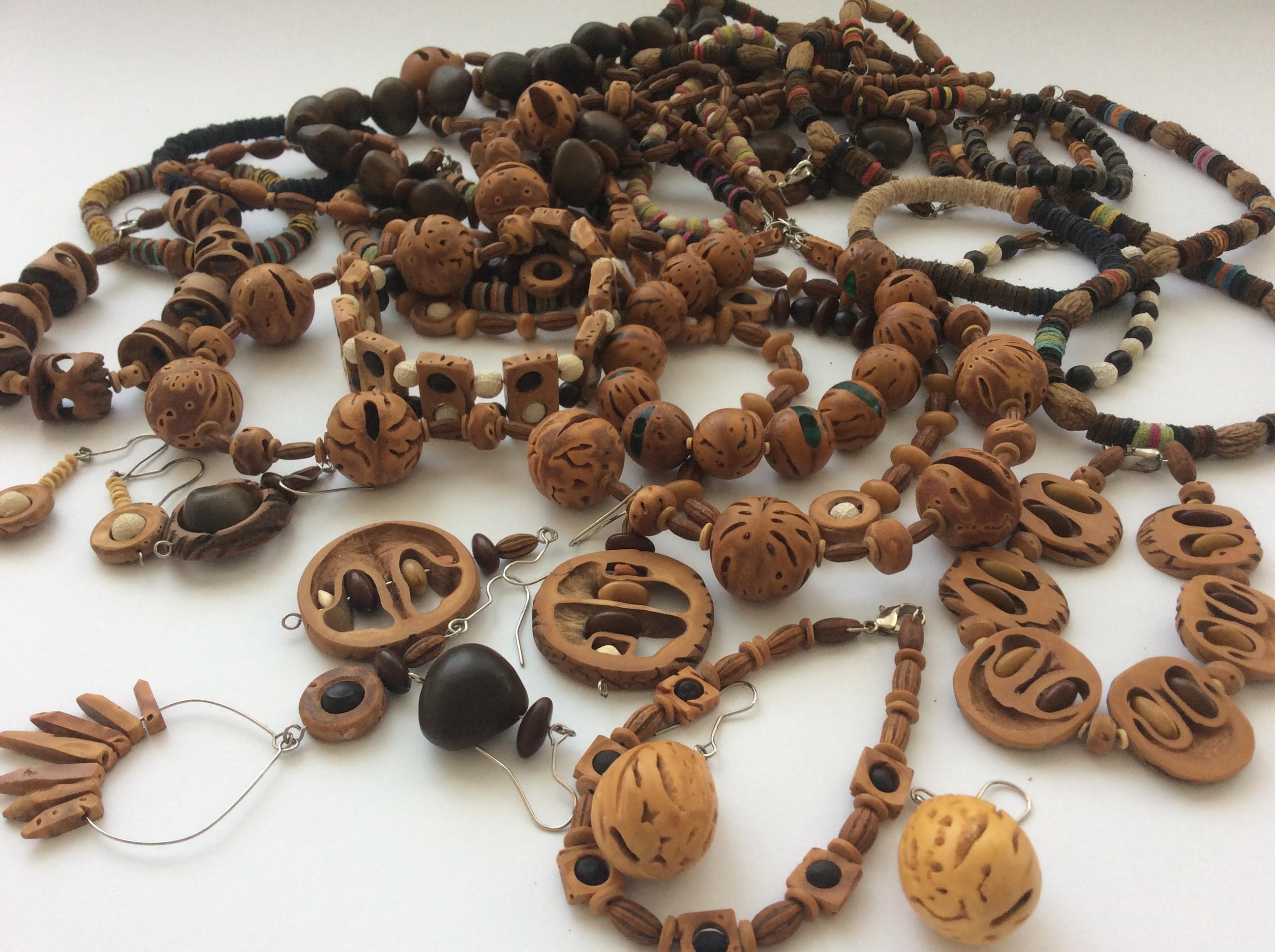 Ръчно изработени бижута от естествени материали