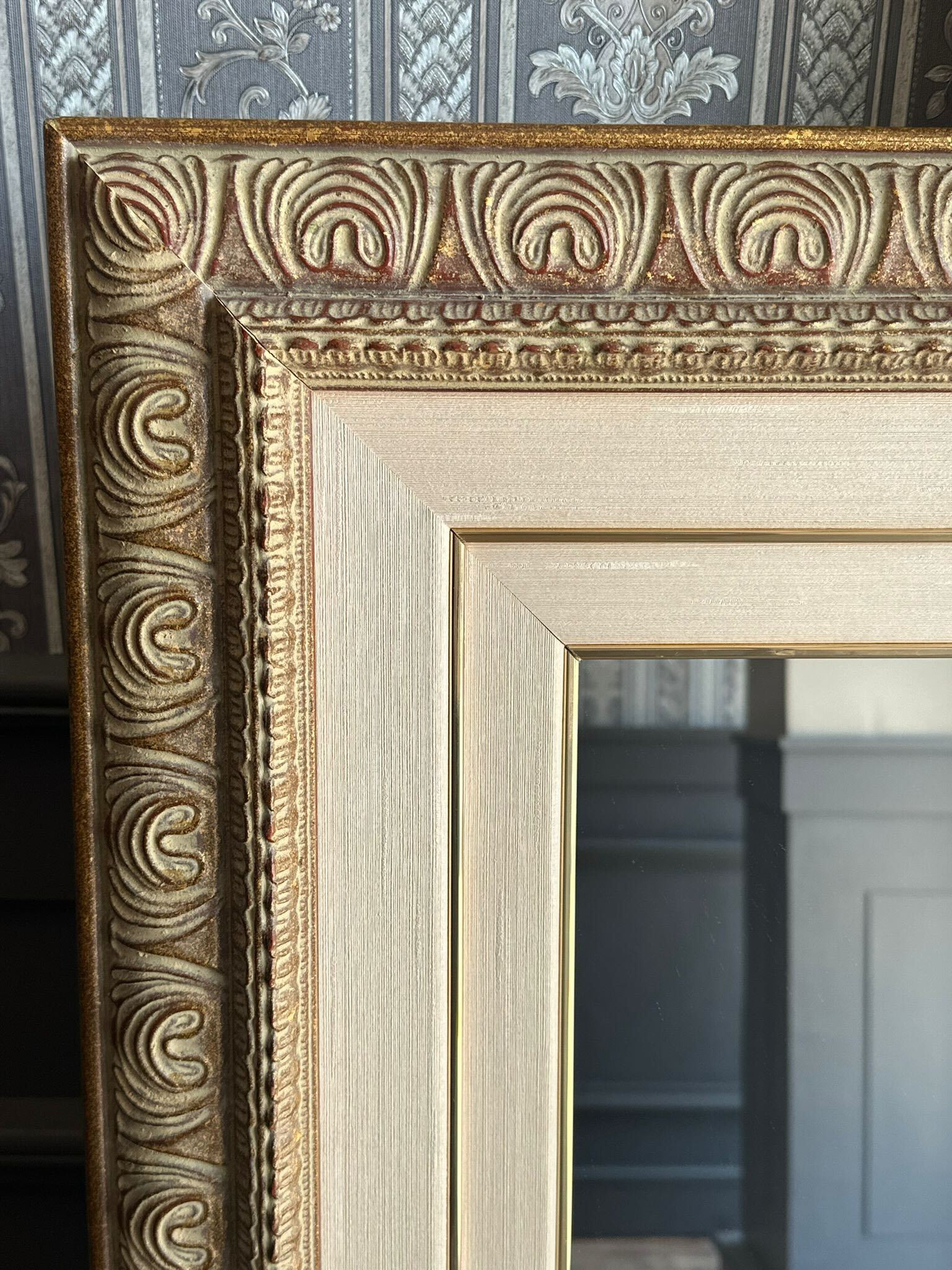 Антични огледала с орнаменти